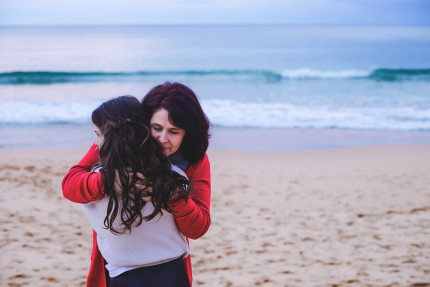 Family photographer Sydney - Mum hugging daughter