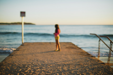 sydney photographer - girl on boardwalk