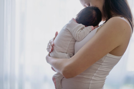 Mum holding new baby: Newborn lifestyle portraits